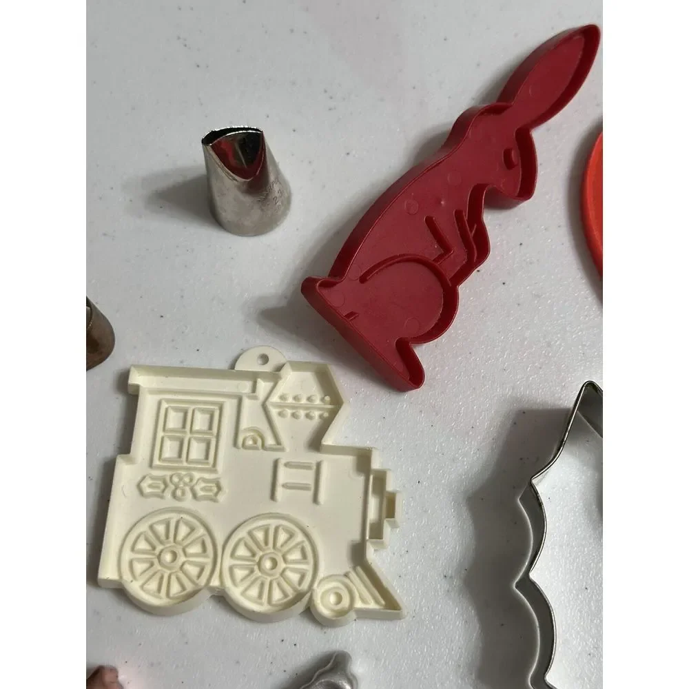 Vintage Cookie Cutter 36pc Lot Plastic Aluminum Mixed Shapes Snoopy Clifford‎